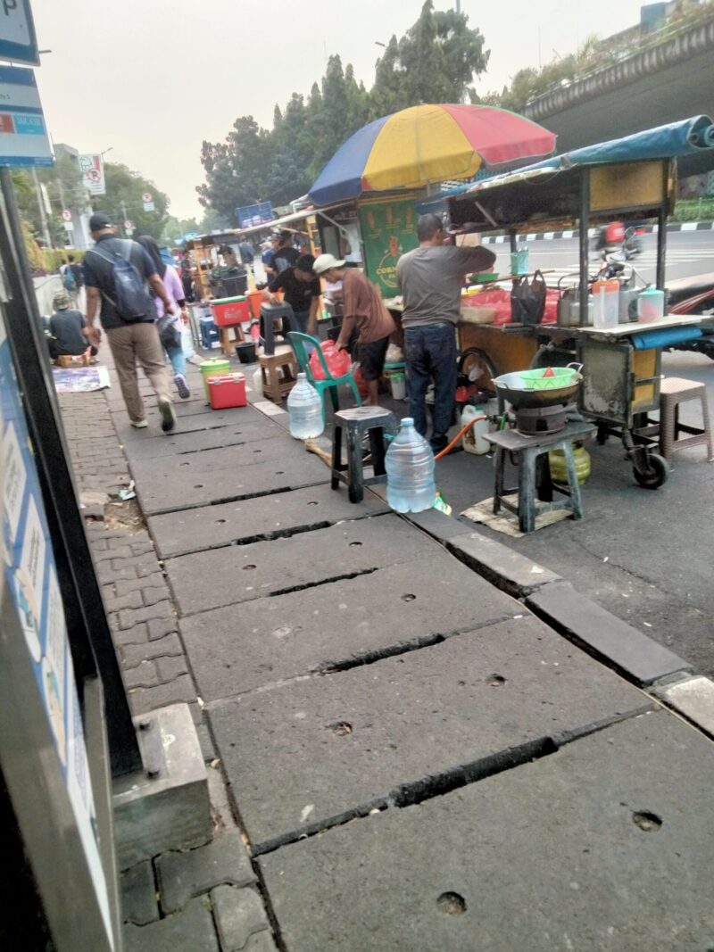 Foto : Pedagang Kaki Lima Menjamur di Kawasan Apartemen Kalibata City
